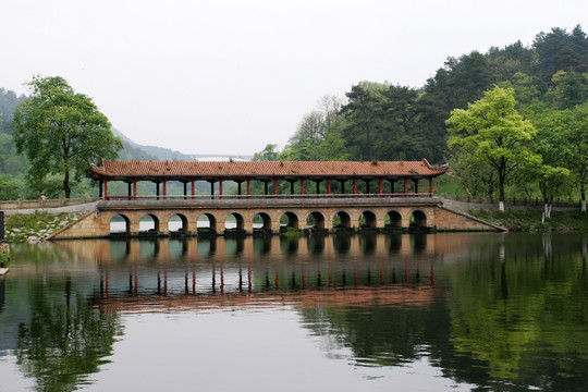 贵阳市 黔灵湖风雨桥