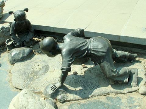 北京庆丰公园雕塑 童子观蝌蚪