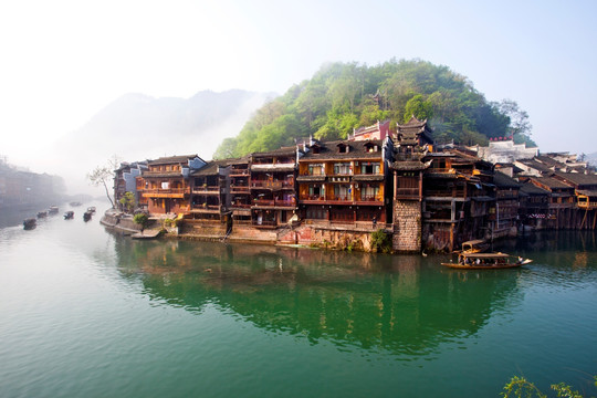 凤凰古城沙湾吊脚楼全景图