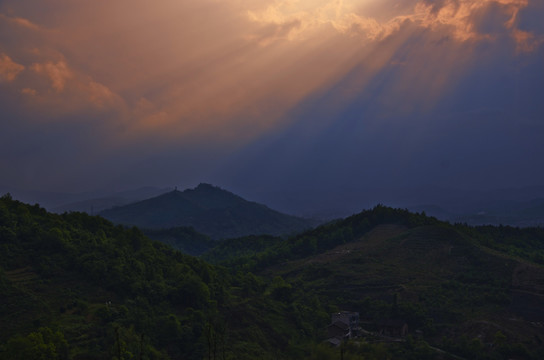 夕阳普照