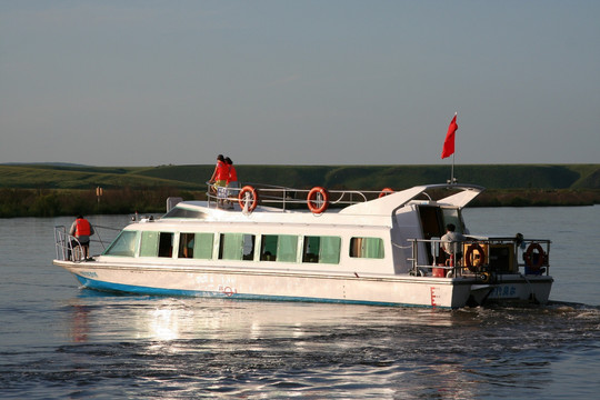 界河游艇