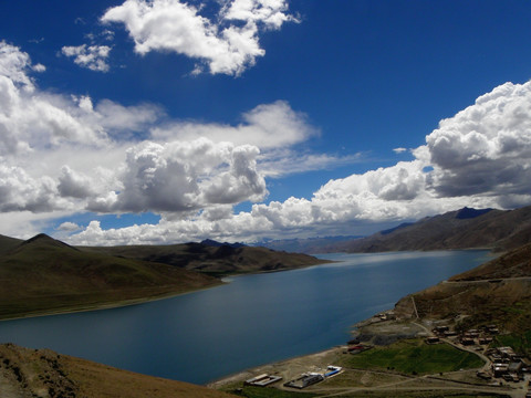 圣湖畔的藏族村庄