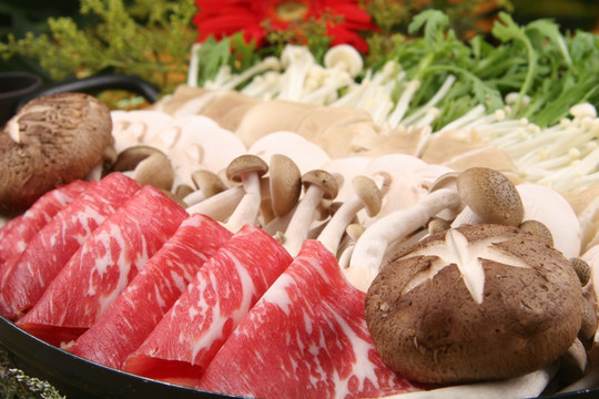 日本料理肥牛杂菌锅