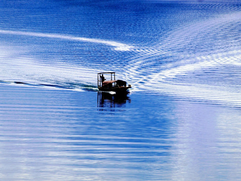 湖面 渔船