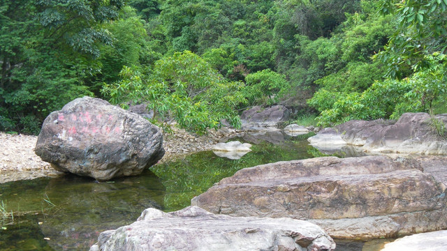 小溪流水 石头