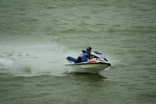 坐式摩托艇绕标竞速