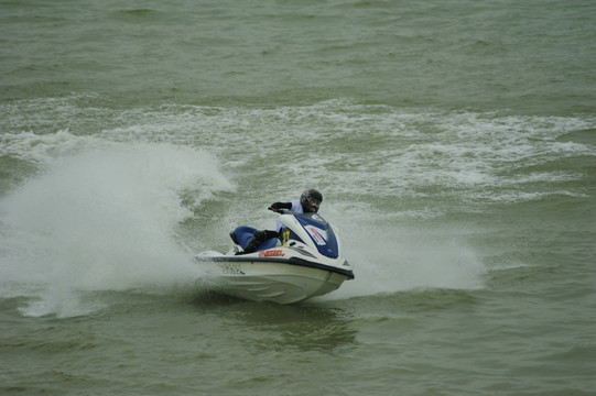 坐式摩托艇绕标竞速