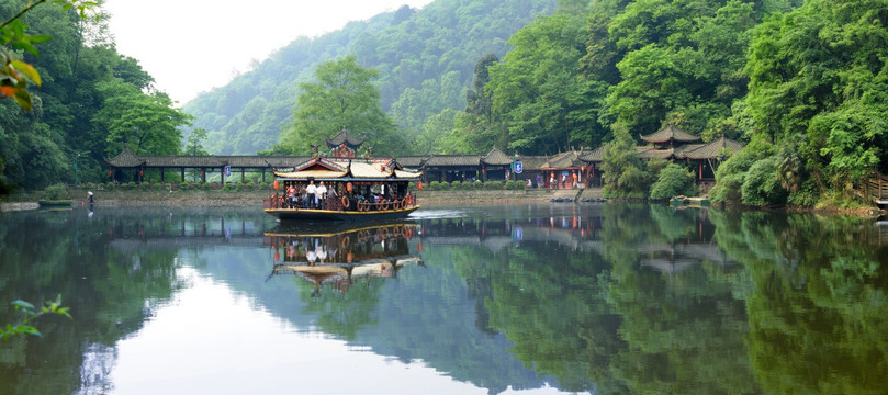 青城山月沉湖景观