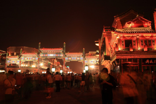春节灯火辉煌的前门大街