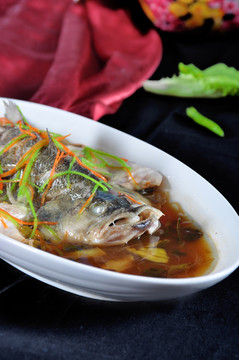 酸菜蒸鲈鱼