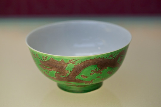 绿地鹤彩暗刻龙纹碗