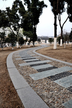 弯曲石子路