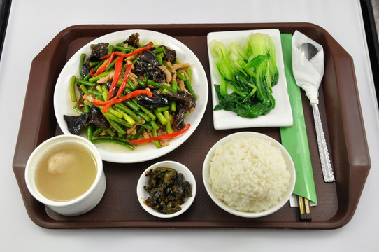 蒜苔木耳炒肉丝