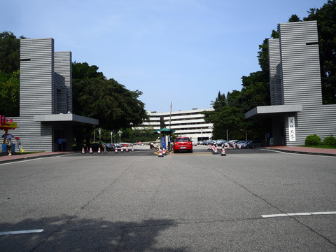 深圳大学校门