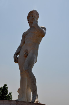 裸男雕塑