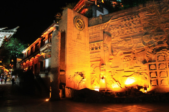 古城浮雕墙夜景