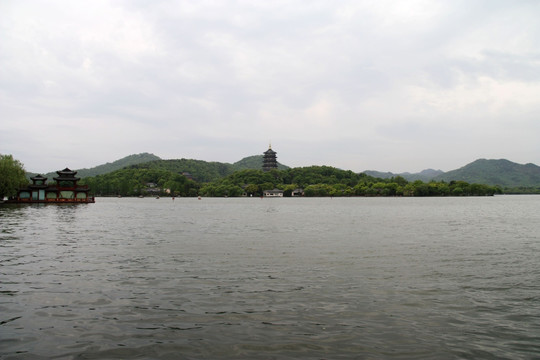 远眺雷峰塔