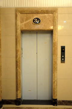 电梯口