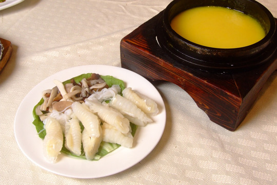 黄汤石锅烩鱼唇