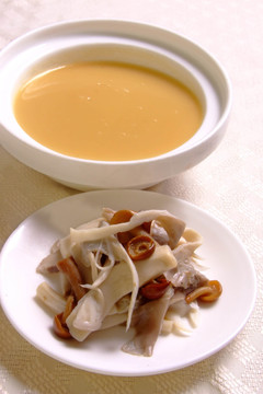浓汤鲜菌菇