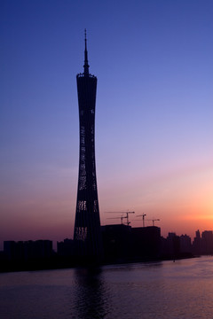 夕阳中的广州塔剪影