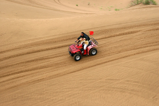 驾驶沙漠摩托车