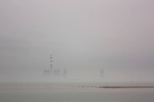 雾中的防城港电厂