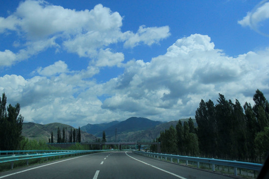 云天下的高速路