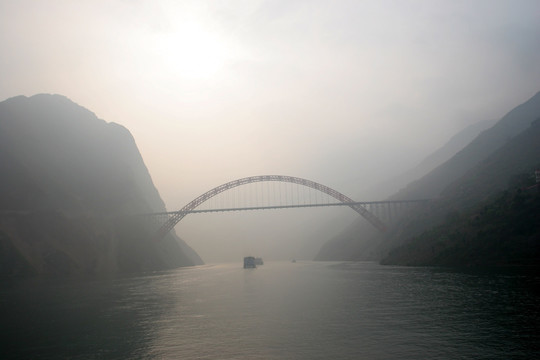 远眺巫山长江公路大桥