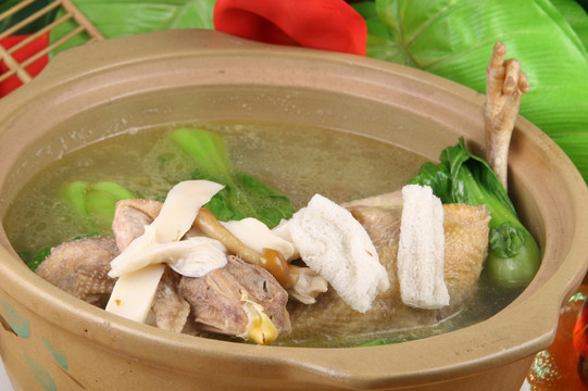 菌菇竹笋土鸡汤