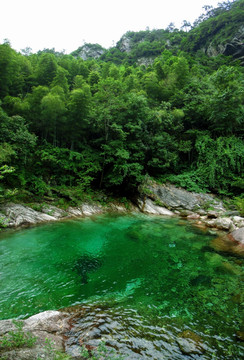 黄山翡翠谷景区彩池