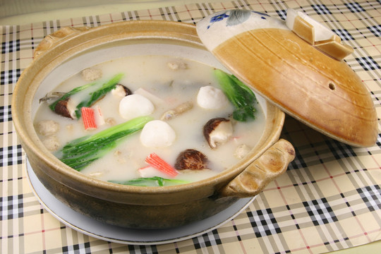 园子凤爪蟹肉棒砂锅