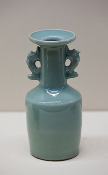 龙泉窑青釉鱼耳瓶