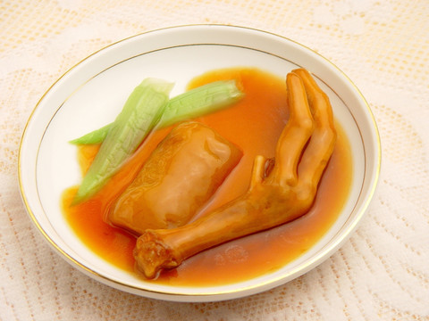 鲍汁花胶扣鹅掌