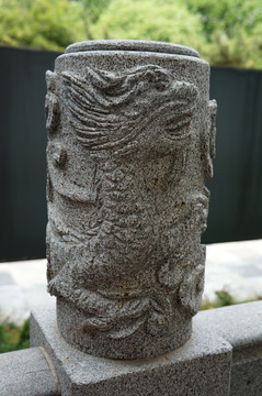 龙纹石雕柱头