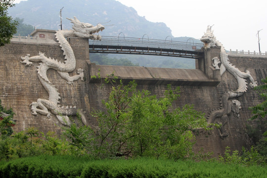 白龙潭大坝