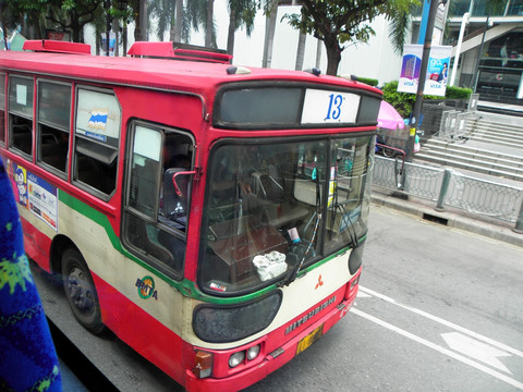 曼谷街头的免费公交车