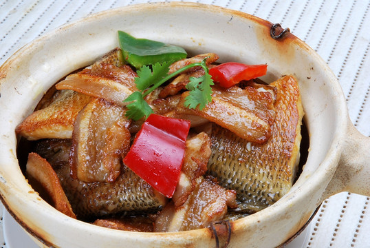 秘制水咸鱼煲