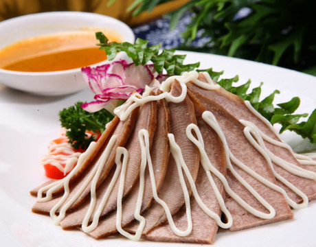 特色香熏牛舌