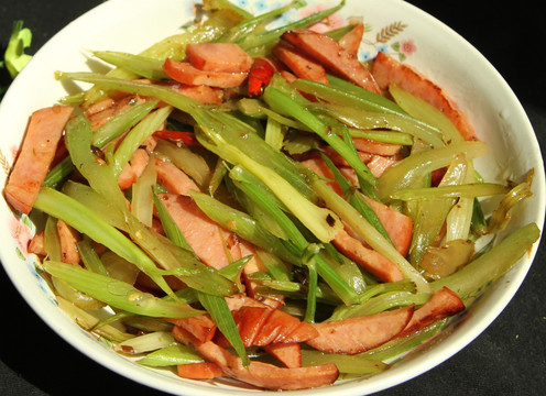 香肠炒芹菜