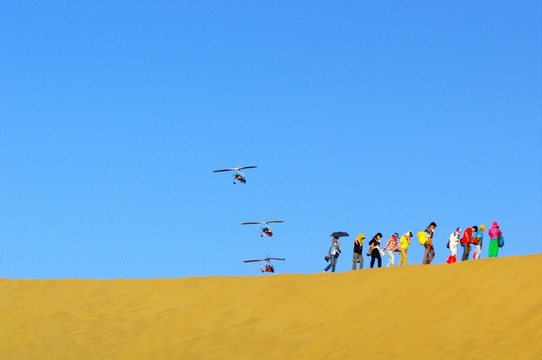 鸣沙山与动力滑翔伞