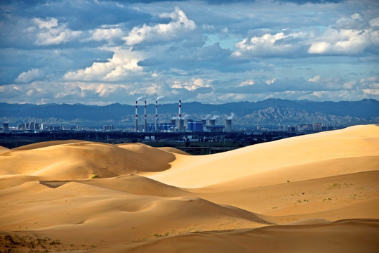 乌云下金色的沙漠和达拉特旗电厂