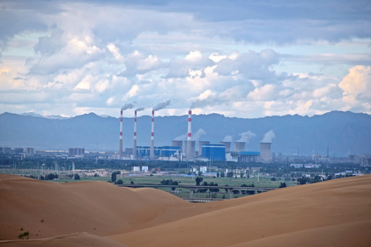 金色的沙漠和达拉特旗电厂