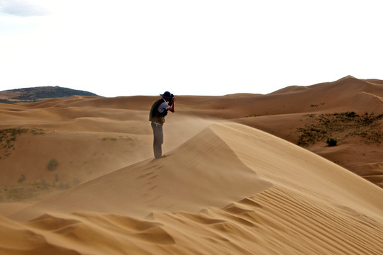 沙漠里的摄影师