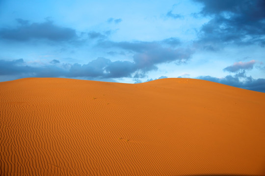 黄昏时的响沙湾沙漠旅游区