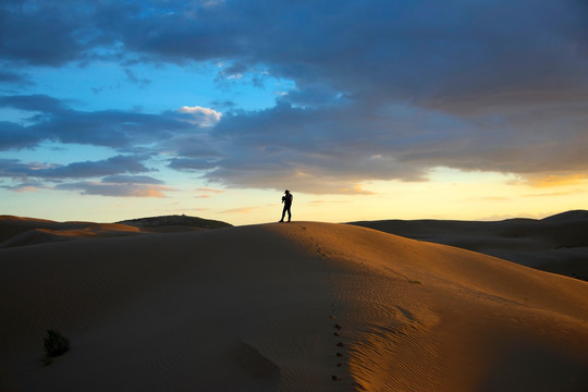 黄昏时在沙漠里孤独的人