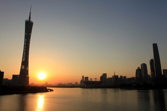 夕阳下的广州塔和西塔