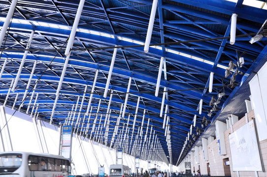 上海浦东机场蓝色钢结构顶棚