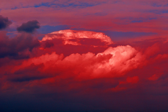 青海湖上空艳丽红云