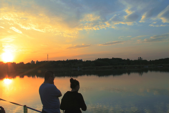 夕阳下的情侣   沿途风景